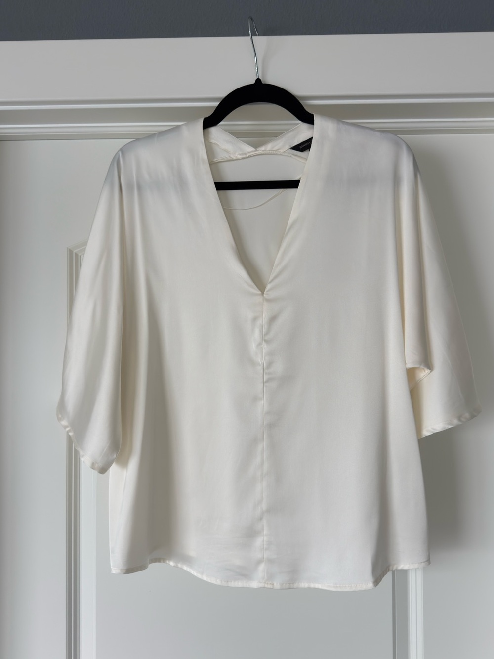 Banana Republic Cream V-Neck Short Sleeve Blouse